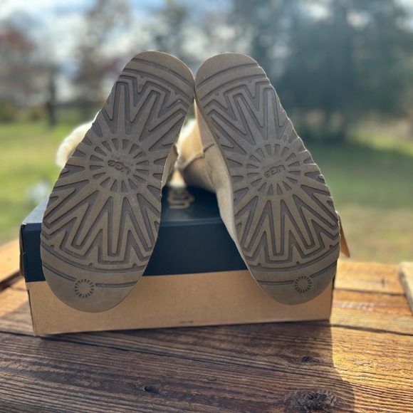 UGG Women's Bailey Button Ankle Boots - Size 8 Sand - Picture 6 of 9